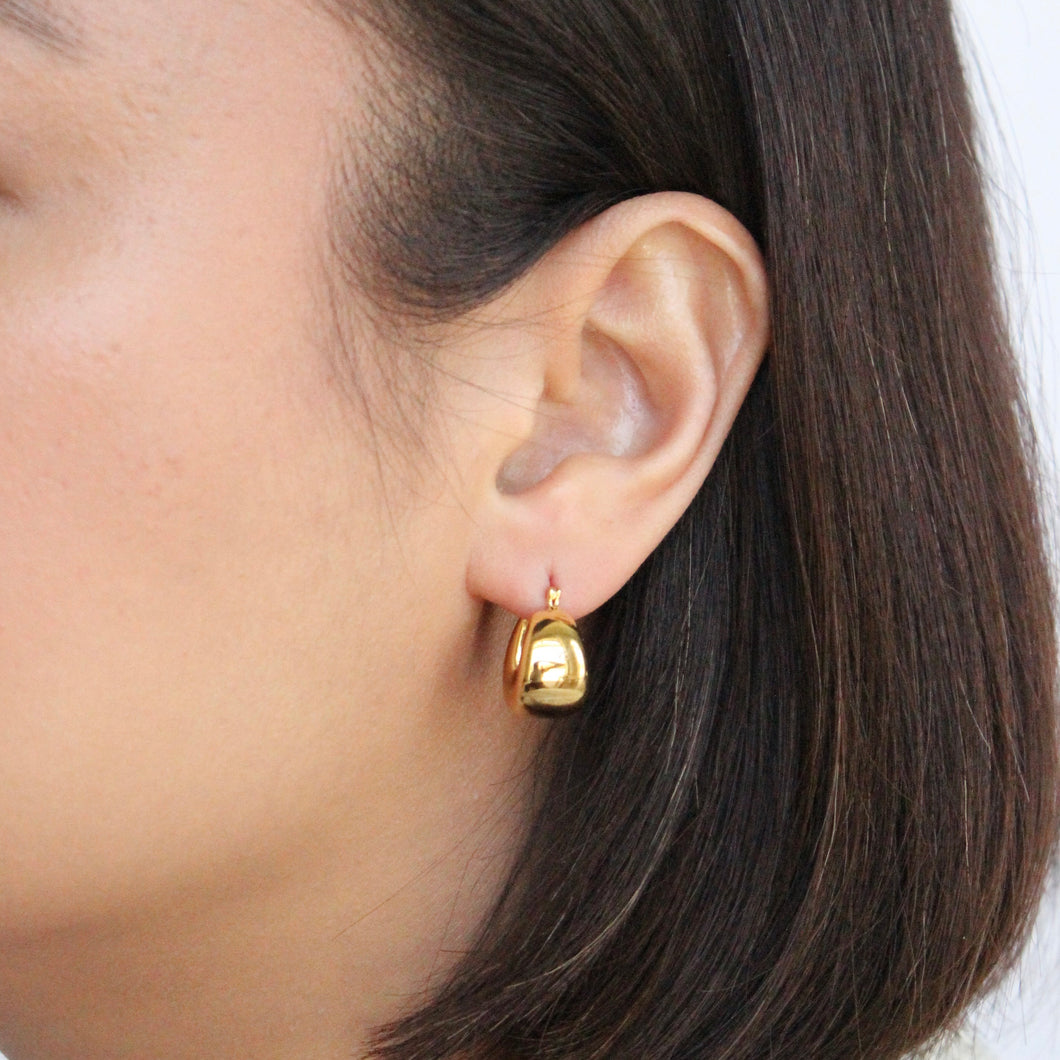 Handcrafted pair of hoop earrings in 14k yellow gold with Hinged-post fastening