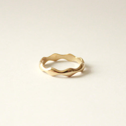 14k yellow gold squiggle band from talayee fine jewelry. perfect for stacking with multiple rings.